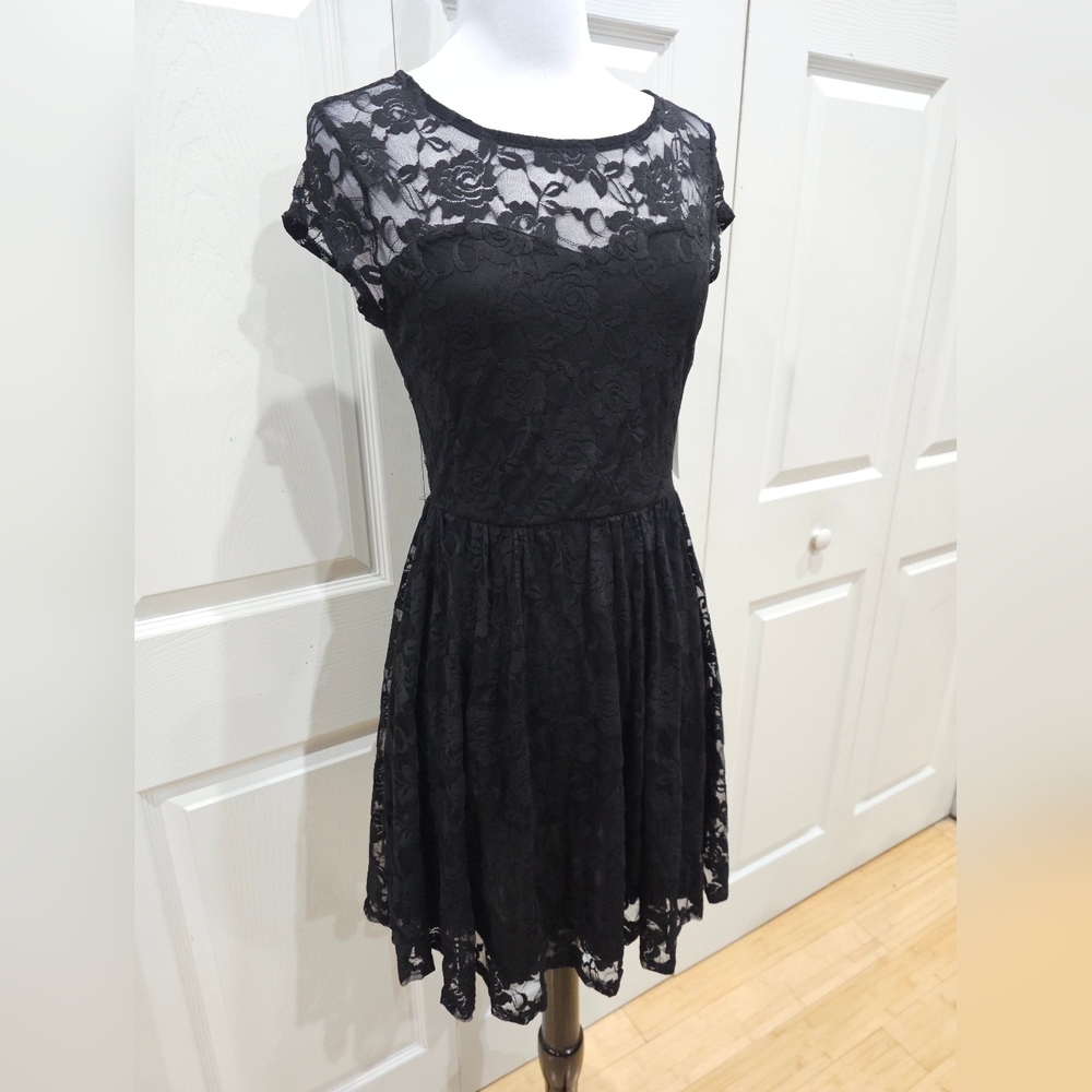 Sexy Goth Sleeveless Forever 21 Floral Lace Little Black Mini Skater Dress S NWT - Picture 2 of 8